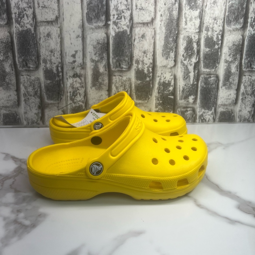 Crocs Classic Men's size 4/Women's 6 Yellow Clog Sandals